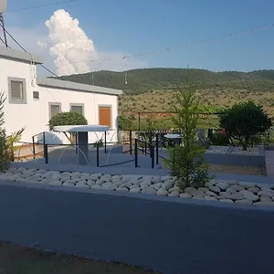 petrit-guesthouse.albaniahotels.org/